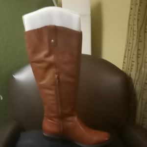 Brown knees boots riders.